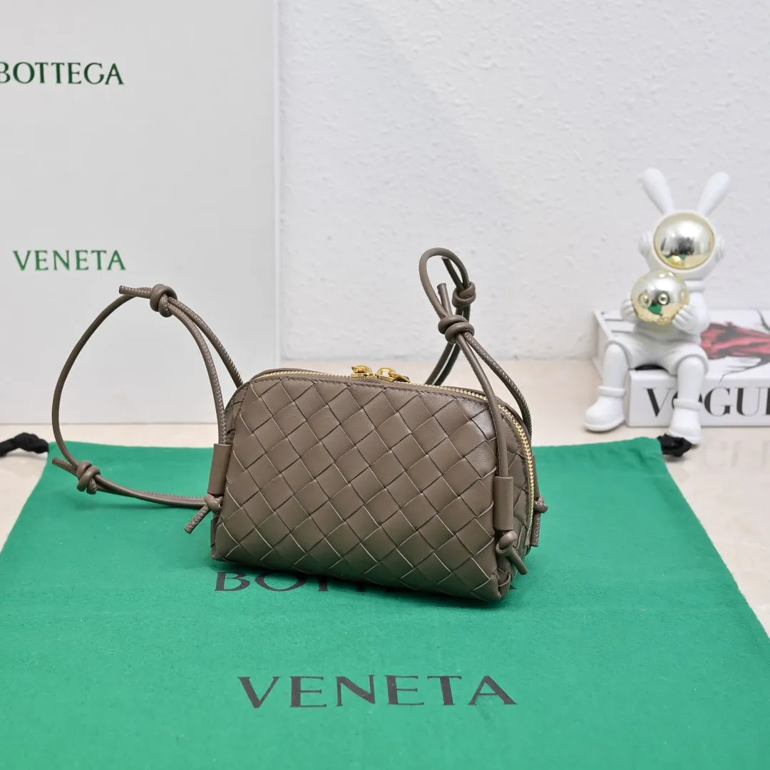 Batch 1260 #Bv The new Concert pouch is the most beautiful and practical mini bag I have ever seen 🎈 The bag body adopts the classic lntrecciato weaving process✅ It is equipped with a leather double-headed zipper, the opening is wide, easy to take and put, the shoulder strap knot can be slid to adjust the length freely, that is, 🉑️crossbody/underarm, and can be used as a clutch bag. Small body, large capacity, so practical! The key is that it is extremely versatile! Come and buy this small, exquisite, beautiful and versatile bag 👍 Model: 4258 Size: 18.5*11.5*8.5